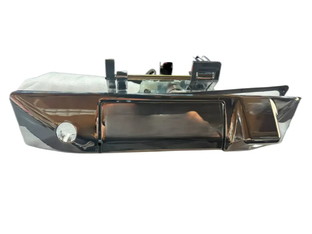 [MAXT8101RC] MANILLA DE PORTALON (CON ORIFICIOS PARA LLAVE Y CAMARA 2 DOS ORIFICIOS) MAXUS T60 2.0 Y MAXUS 2.8